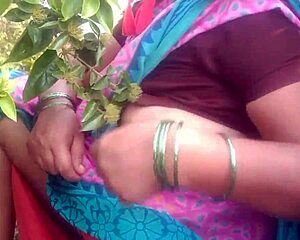 Indian beauty aunty shows off her boobs in this steamy homemade vid! 🔥