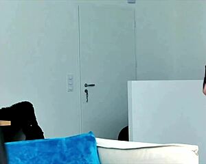 Alicia Belle riđokosa uživa u trojci