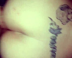 그녀를 구부려 도그스타일 그룹 플레이로 면도한 보지 즐겨