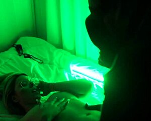 Sussy está chupando meu pau enquanto os pais fazem compras