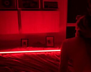 Sussy me chupa la polla mientras los padres compran.