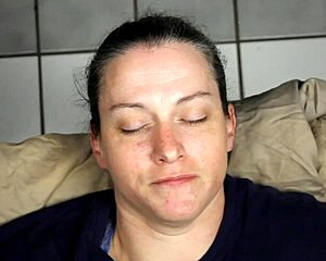 Morena recibe enorme facial casero