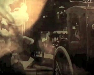 어두운 랜턴이 과거 빈티지 펠라치오 장면 보여