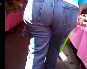 culona en la calle caminando con jeans ajustados