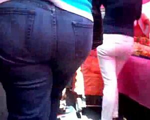 culona en la calle caminando con jeans ajustados