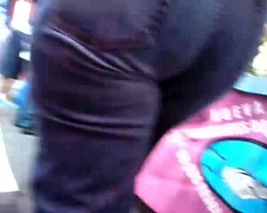 culona en la calle caminando con jeans ajustados