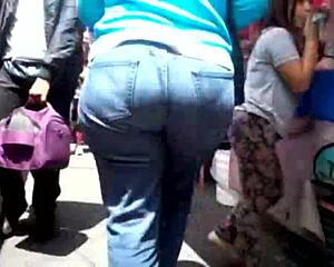 culona en la calle caminando con jeans ajustados