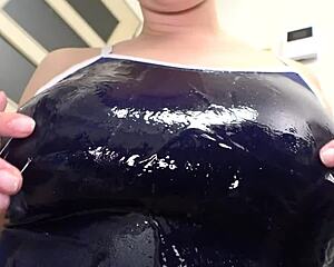 Dude, secret bath vid with a curvy Japanese cosplay milf and her huge boobs! 🛁