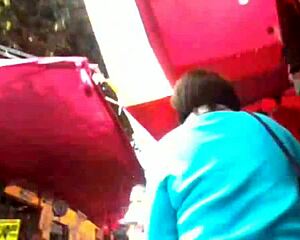 culona en la calle caminando con jeans ajustados