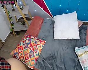 New camgirl mia lopez starts her latina teen 18+ webcam show