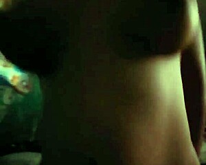 Tetas grandes naturales cabalgando vaquera y gemidos viendo tv para que no escuchen sus vecinos madre soltera cogiendo rico quiero lechazos en mis tetas