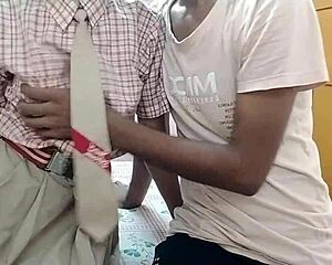 O tak! Słodka Desi uczennica dostaje ostrego rżnięcia na pieska!