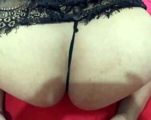 mi esposa mostrándome el culo en tanga