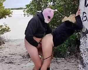 puta mexicana es cogida entre los manglares para no ser descubierta por la gente.