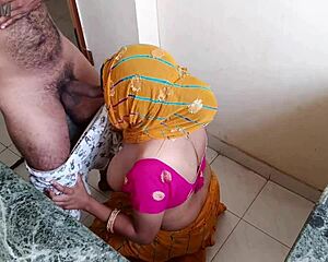 कामवाली की नेवली मैरिड बहू को किचन में पेला जब वो बर्तन धो रही थी