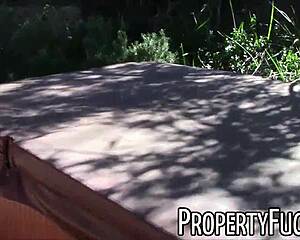 Nuori musta kiinteistövälittäjä huijataan naimaan perverssiä kameran kanssa.