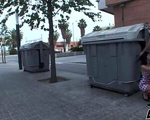 Calentón callejero chupando la gran verga de nacho vidal en la calle