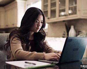 check out this hot 3some with lulu chu and slimthick vic