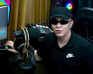 Bianca Demarchi shows her body silhouette, bites Ruan's ear and neck - podcast popum no barraco