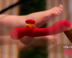 Thick Girl Masturbates Pussy