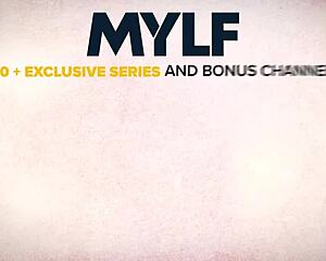 Cassie Flashes Tits In Coffee Shop For Freeuse