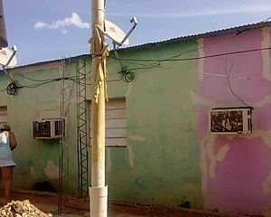 Mi vecino no aguanta las gana de verme mi culo grande con mi vestido corto