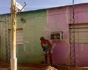 Mi vecino no aguanta las gana de verme mi culo grande con mi vestido corto