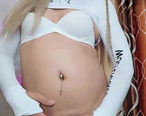 rica blanca transexual jalando polla in crossdressing blowjob