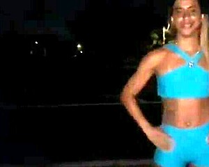 Γυναίκα Γυμνάζεται Τη Νύχτα Κάνει Ερασιτεχνικό Σεξ Στο Δρόμο