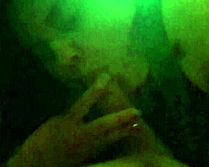 Bu nötr hikayede, odak samimiyet eylemi olarak emme üzerinde