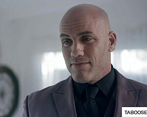 18+ teini kumartuu, alistuu rohkeiden vanhojen miesten dominointiin suulla ja hardcore-seksillä