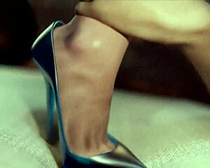 Gruba Mei jeździ na fetyszowym fleshlightcie Juno, podczas gdy Emma rżnie ogoloną cipkę Lary