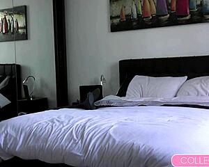 Блондинка-студентка дразнит перед раздеванием