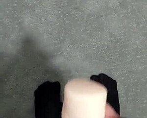 Transdziewczyna pieprzy fleshlight intrygująco