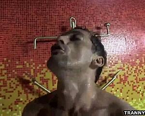 Trans-Vixen Nicole Marques lutscht und wichst einen Schwanz