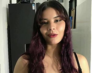 Trabajo De Pie Y Chupando Polla Hermanastra Latina Es Perfecta!