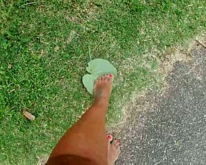 Andando na rua e na praia descalços sujando os pés - fetiche por pés