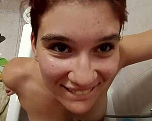 Chiara hagyja, hogy pisiljenek a cicijére