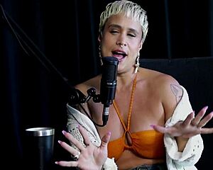 Seu Forte É Exibição, Sente Autêntica, Falta Preliminares, Não Sai Sem Planos, Beijou Mulheres - Just Joana Watch On Sheer Red!