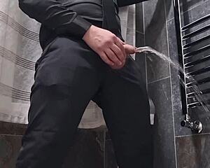 Kommer med en eksplosiv utblåsning etter håndjobbing og suging i elegant antrekk