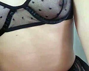 eu me maquiando e arrumando o cabelo com tesão quero um safado para me comer e gozar dentro do meu cu