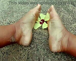 Andando na rua e na praia descalços sujando os pés - fetiche por pés