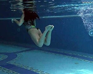 Diana Rius visar sina heta pattar medan hon rör sin kropp under vatten