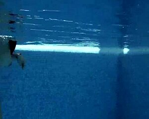 Diana Rius muestra sus tetas calientes mientras toca su cuerpo bajo el agua