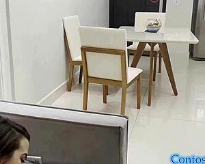 Трахает жопу свояченицы?