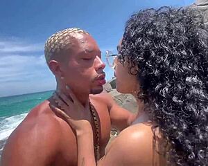 Novinha De 18 Anos Casada Perde O Celular E Vazam Vídeos Transando Na Praia Do Recreio