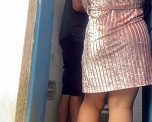 Šefinja je prosila zidarskega delavca, naj pogleda odtok, samo da bi ostala sama z njim v kopalnici in se sprostila