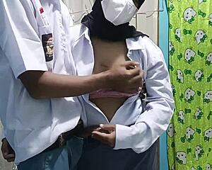 Lukiolainen juhlii valmistumista poikaystävänsä kanssa