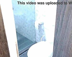 veo a mi madrastra disfrutar de su delicioso coño parte 1