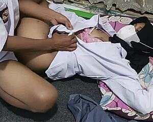 Diáklány ünnepli a diplomát a barátjával